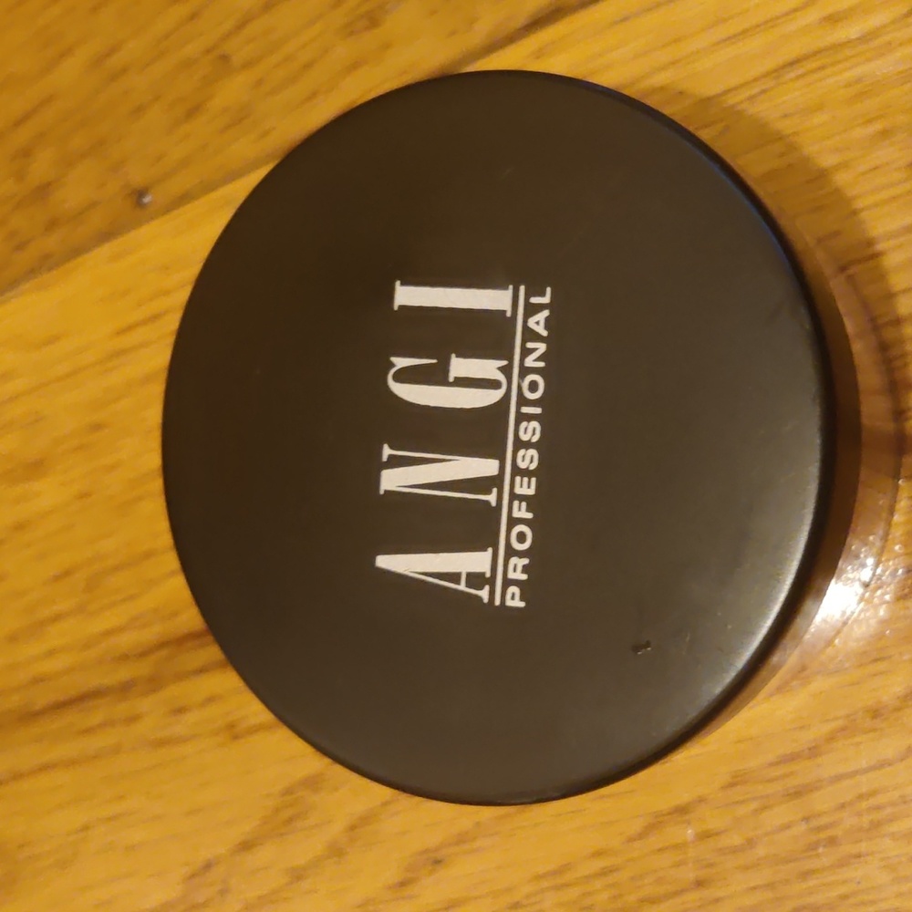 Angi Professional loose powder foundation
